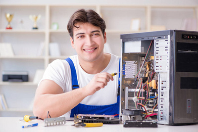 计算机维修之道 工程师用螺丝刀修理笔记本电脑